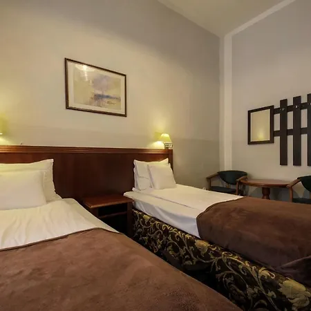 Red Carpet Hostel *