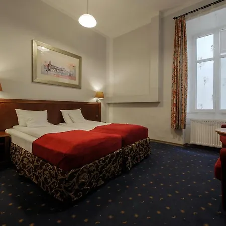 Red Carpet Hostel *