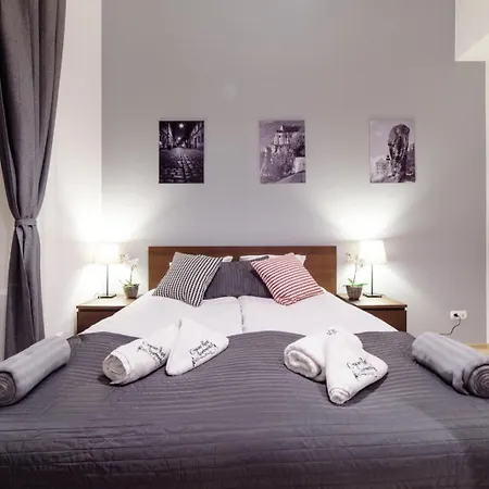 Cracow Rent Apartments: Spacious Near Main Square Aparthotel Krakow