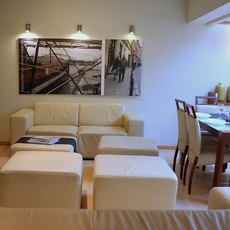Apartment With Garden In Center