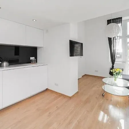 Aparthotel 2 Nights Apartments - Great Location, Right Next To Main Rail And Bus Station, 10 Min To Main Square By Foot Krakow