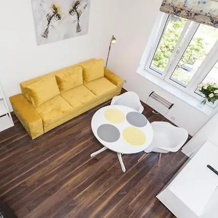2 Nights - Great Location, Right Next To Main Rail And Bus Station, 10 Min To Main Square By Foot 3* Kraków