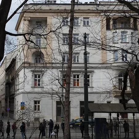 Modern In Old City Aparthotel