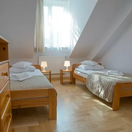 Goscinne Dom Sw. Szymona Homestay *