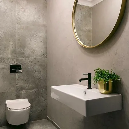 Queen Boutique Hotel 4*