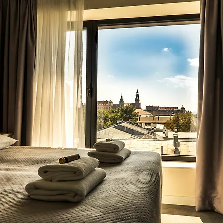 3 Minutes Old Town Apartment *