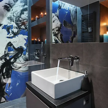 Diamonds Apartment *