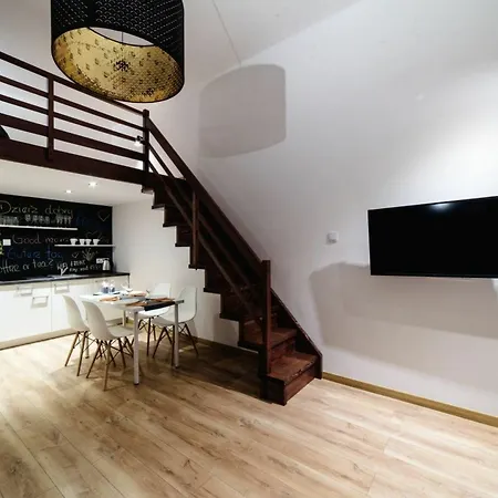 Aparthotel 2 Nights Apartments - Great Location, Right Next To Main Rail And Bus Station, 10 Min To Main Square By Foot Krakow