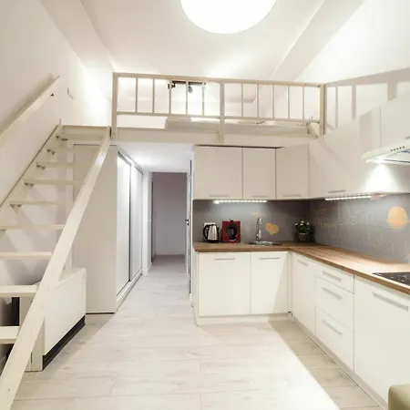 2 Nights Apartments - Great Location, Right Next To Main Rail And Bus Station, 10 Min To Main Square By Foot Aparthotel