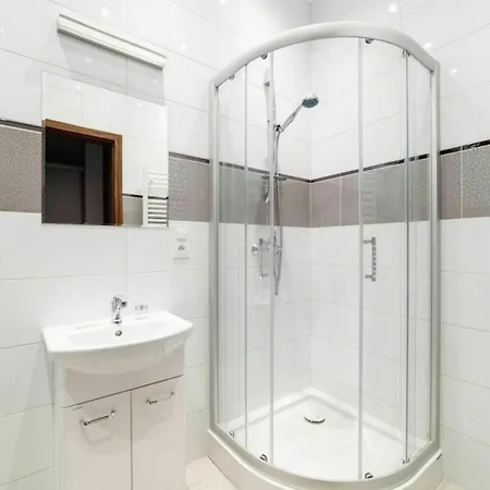 2 Nights Apartments - Great Location, Right Next To Main Rail And Bus Station, 10 Min To Main Square By Foot Krakow