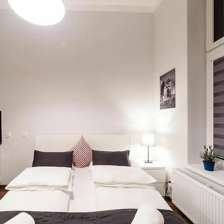 Aparthotel 2 Nights Apartments - Great Location, Right Next To Main Rail And Bus Station, 10 Min To Main Square By Foot Krakow