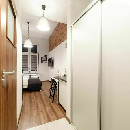 Aparthotel 2 Nights Apartments - Great Location, Right Next To Main Rail And Bus Station, 10 Min To Main Square By Foot 3*
