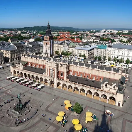 Leo Main Square Apartment