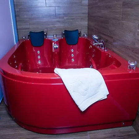 Apartment Jacuzzi Red