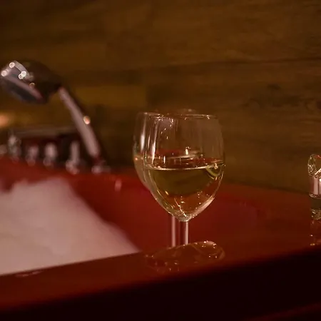 Apartment Jacuzzi Red