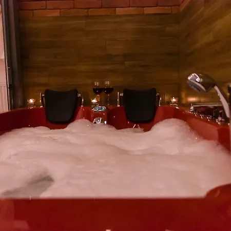 Apartment Jacuzzi Red