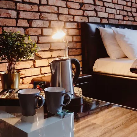 Leo Main Square Apartment