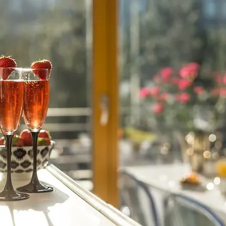 Garden Apartment Cracow- Shopping Mall 1Min, Underground Parking, Family Friendly, City Center Apartment