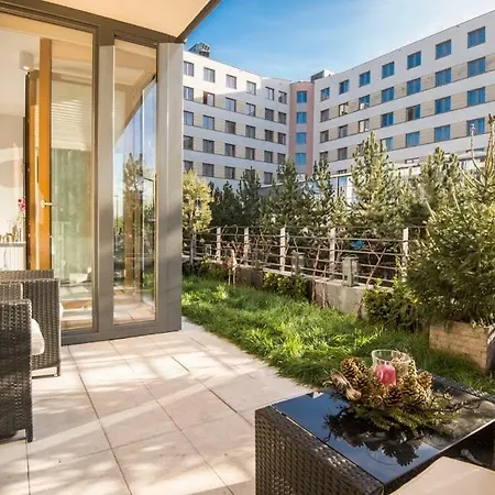 Garden Apartment Cracow- Shopping Mall 1Min, Underground Parking, Family Friendly, City Center Apartment