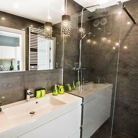 Garden Apartment Cracow- Shopping Mall 1Min, Underground Parking, Family Friendly, City Center Krakow