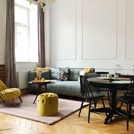 Tcf - With Free Garage Apartment *