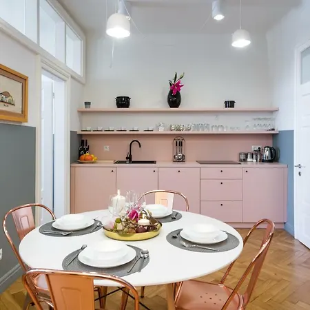 Romeo & Julia Luxury Apartments- Walking Distance To Main Square Apartament
