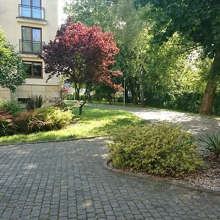Quiet And Spacious With Garage Option Apartment *