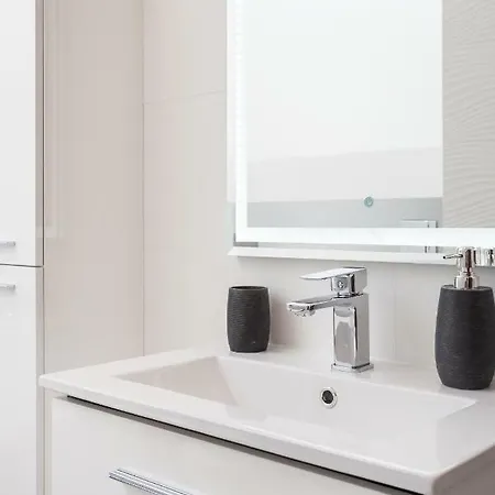 Mogilska Tower Near Tauron Arena By Inpoint - Free Underground Parking Apartment *