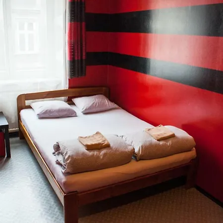 Smocza Jama Hostel *