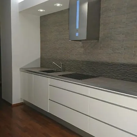 Quiet And Spacious With Garage Option Apartment