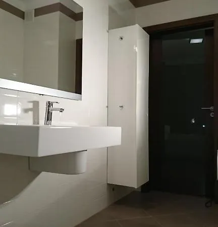 Quiet And Spacious With Garage Option Apartment *