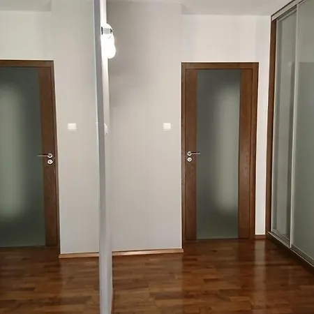 Quiet And Spacious With Garage Option Apartment *