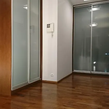 Quiet And Spacious With Garage Option Apartment *