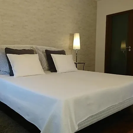 Quiet And Spacious With Garage Option Apartment