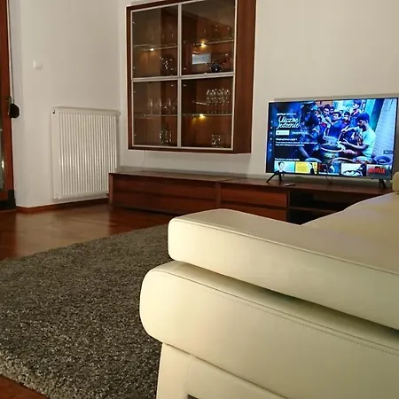 Quiet And Spacious With Garage Option Apartment