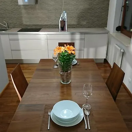 Quiet And Spacious With Garage Option Apartment *