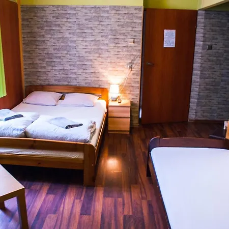 Smocza Jama Hostel