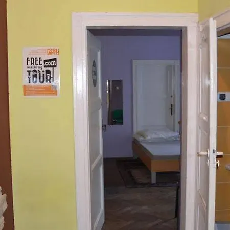 Old Walls Hostel *