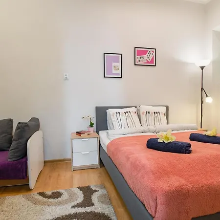 Апартаменты Kings Neighbor. 600 Meters From Castle
