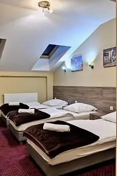 Old Town Luxe Retreat - King Bed - Steps To Main Square Apartment