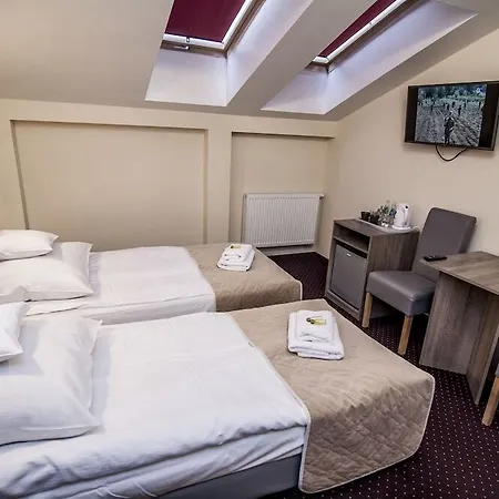 Old Town Luxe Retreat - King Bed - Steps To Main Square Apartment