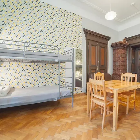 Dizzy Daisy Hostel *