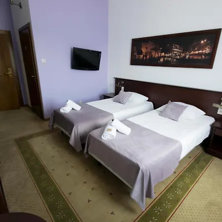Dworek Magnat Bed & Breakfast 3*