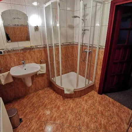 Dom Pod Tujami Nocleg ze śniadaniem *
