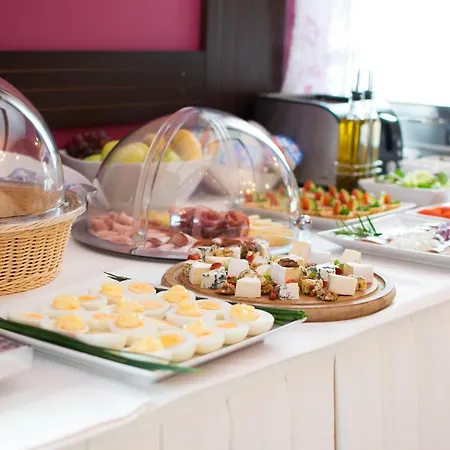 Bed & Breakfast Dworek Magnat 3*