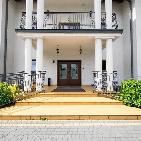 Bed & Breakfast Dworek Magnat Modlniczka