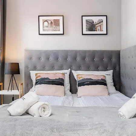 Saint Florian's - Old Town Luxury - By Upstairs Apartment