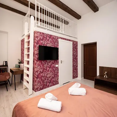 Hive Family House فندق