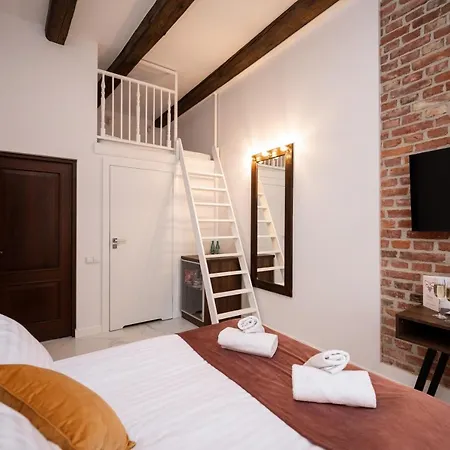 Hive Family House فندق *