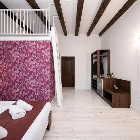 Hive Family House فندق *
